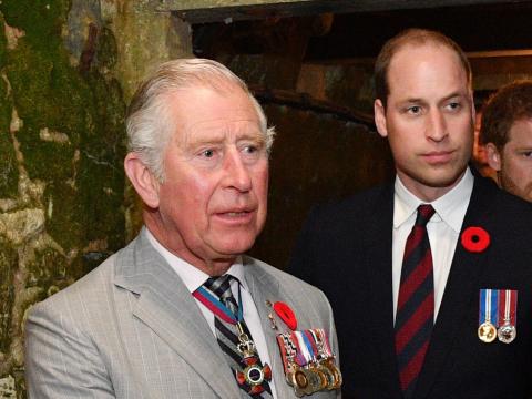 König Charles und Prinz William schauen schockiert und ernst, dahinter Prinz Harry