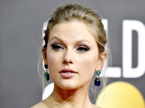 Taylor Swift guckt ernst