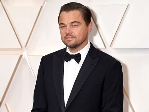 Leonardo DiCaprio guckt zur Seite