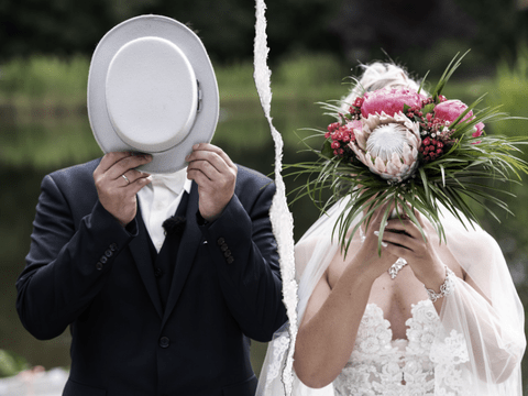 "Hochzeit auf den ersten Blick"-Bräutigam und Braut verstecken ihre Gesichter.