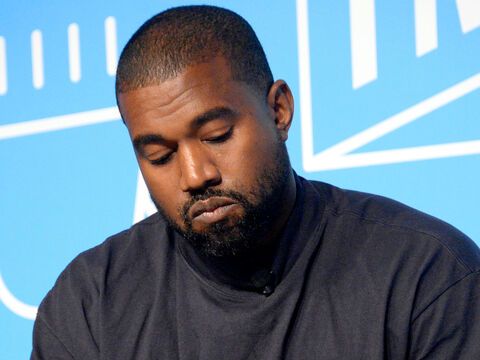 Kanye West guckt traurig nach unten.