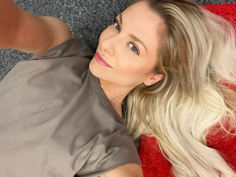 Valentina Pahde liegt auf dem Boden und macht ein Selfie