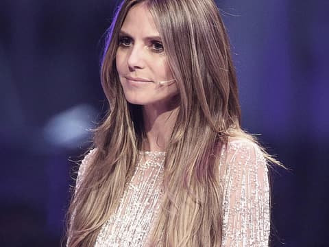 Heidi Klum guckt im GNTM-Finale auf der Bühne bedrückt. 