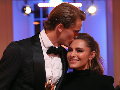 Alex Zverev gibt Sophia Thomalla einen Kuss auf die Stirn