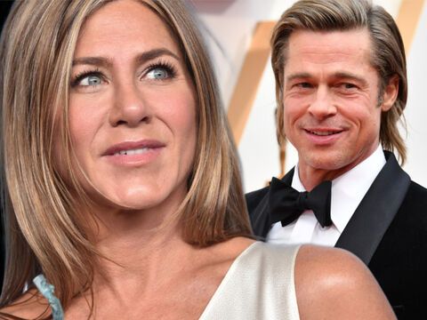Jennifer Aniston und Brad Pitt sehen lächelnd zur Seite