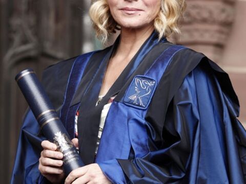 Große Ehre für "Sex and the City"-Star Kim Cattrall. Die Schauspielerin wurde am 13. Juli mit dem Ehrendoktortitel der Universität ihrer Geburtsstadt Liverpool gewürdigt. Wir gratulieren!