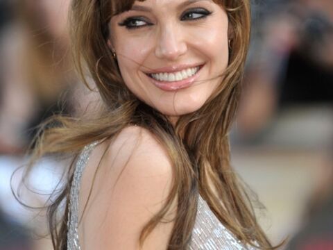 Große "Salt"-Premiere in London. Angelina Jolie präsentierte am Montag ihren neuen Agenten-Film an der Themse und beeindruckte mit unheimlich guter Laune