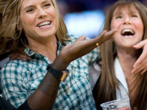 Heidi Klum genießt mit einer Freundin das Basketball Spiel der L.A. Lakers