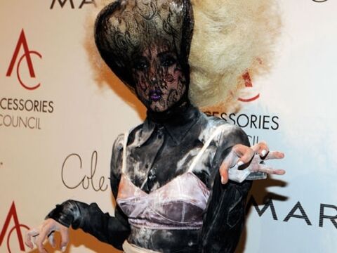 Lady GaGa treibt es auf die Spitze! Am 02. November zeigte sich die Sängerin bei den Ace Awards in New York in einem skurrilen Outfit 