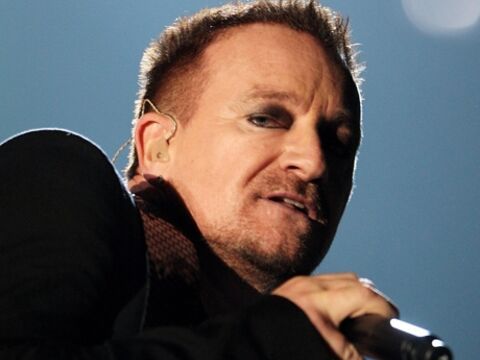 Am Mittwochabend wurden in London die diesjährigen Brit Awards vergeben. U2-Sänger Bono performte mit einem auffälligen Augen-Make-up