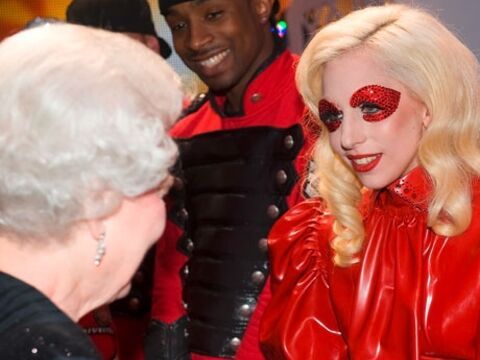 Gestern Abend gab es in englischen Blackpool eine Begegnung der besonderen Art. Bei der "Royal Variety Performance" traf die britische Königin Elizabeth II auf Superstar Lady GaGa