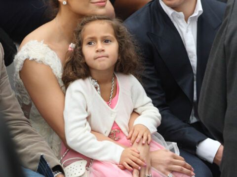 Jennifer Lopez mit der kleinen Emme und Lover Casper Smart bei der Fashion Week Paris
