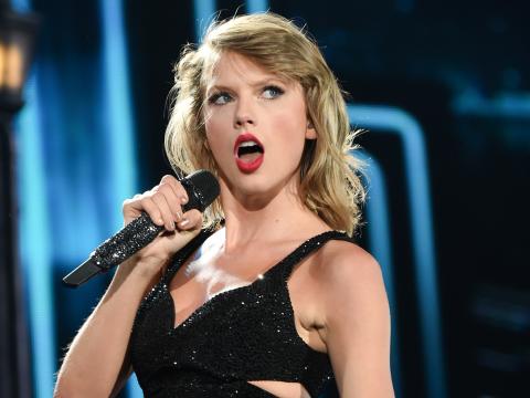 Taylor Swift 2014 mit Mikrofon in der Hand