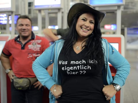 Iris Klein am Flughafen mit Cowboyhut.