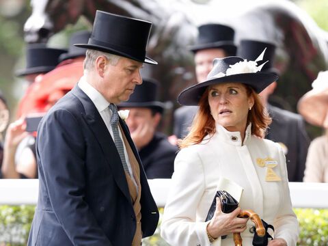 Prinz Andrew und Sarah Ferguson gehen nebeneinander.