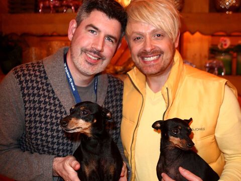 Ross Antony mit Paul Reeves lächeln in Kamera mit zwei Hunden