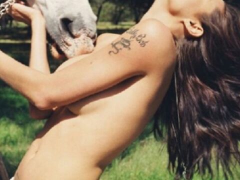 25 Jahre jung ist Angelina Jolie auf dem Nacktbild, das jetzt unter den Hammer kommen soll