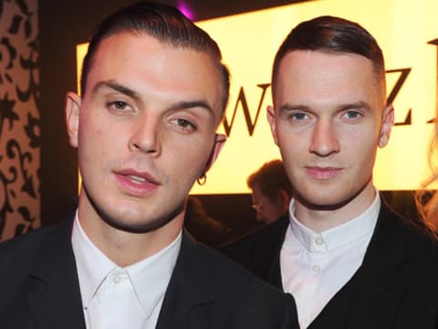 Hurts, das sind Theo Hutchcraft und Adam Anderson aus Manchester. In einem Interview sprachen die Jungs nun über ihr Sexleben auf Tour