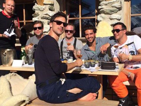 Elyas M'Barek entspannt sich mit Florian David Fitz und anderen Freunden in den Bergen