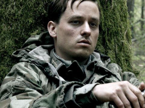 Tom Schilling als gebrochener Wehrmachtssoldat "Friedhelm Winter" in "Unsere Mütter, unsere Väter"