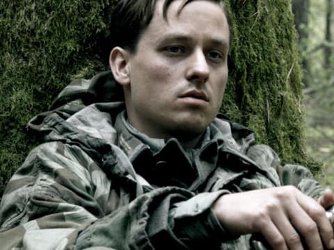 Tom Schilling als gebrochener Wehrmachtssoldat "Friedhelm Winter" in "Unsere Mütter, unsere Väter"