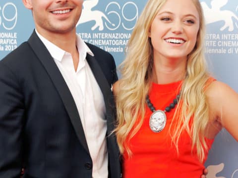 Zwischen Zac Efron und Maika Monroe soll es am Set gefunkt haben