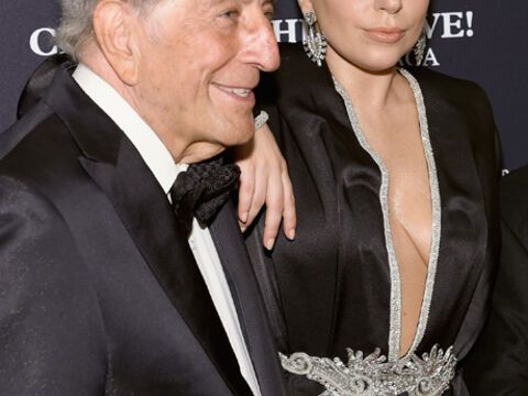 Lady Gaga gewährt tiefe Einblicke auf ihr nicht perfektes Dekolleté