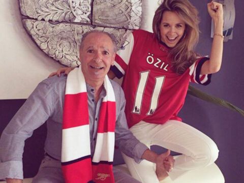 Mandy Capristo und Papa Vittorio bejubeln Mesut Özil in Arsenal-Fan-Kluft
