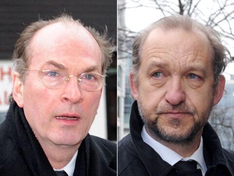 Tränen in den Augen hatten die Schauspieler Herbert Knaup (l.) und Peter Heinrich Brix, die am 5. April 2013 zur Trauerfeier von Dieter Pfaff gekommen waren
