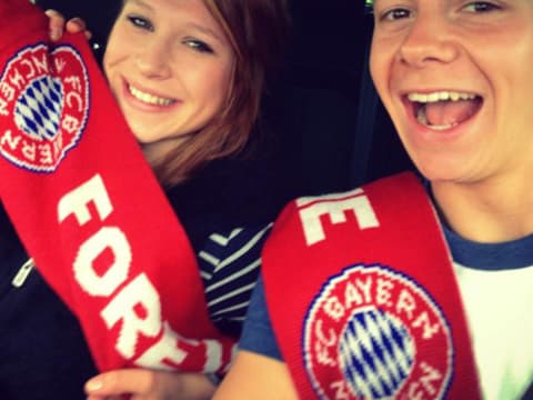 Ein Herz und eine Seele: Julia Pieper und Toni Förtsch auf dem Weg zu einem Spiel des FC Bayern München