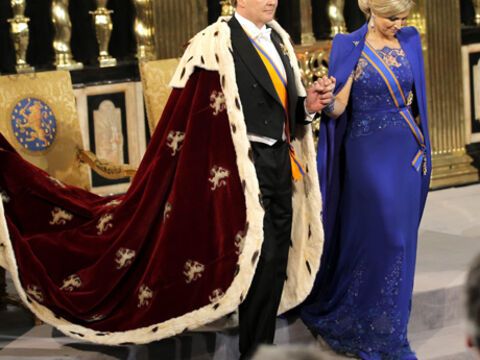 Zwar trägt König Willem-Alexander keine Krone und kein Zepter zur Amtseinführung, dafür aber einen überdimensionalen Pelzmantel