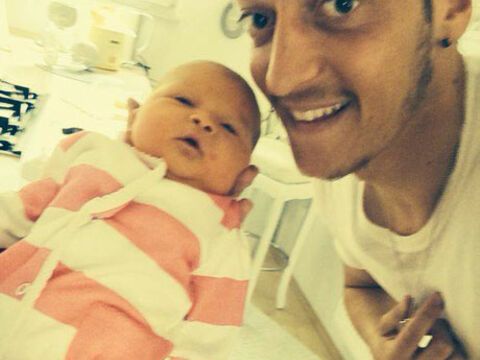 Mesut Özil ist Onkel geworden!
