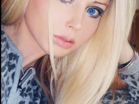 Mit Full-Make-Up: Valeriya Lukayanova ist die Real-Life-Barbie. Ohne Make-Up... 