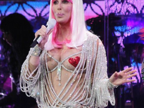 Cher bei ihrem Konzert in Boston mit Herzchen-Nippel-Pasties