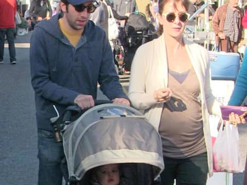 Simon Helberg, seine Frau Jocelyn Towne und die kleine Adeline Helberg