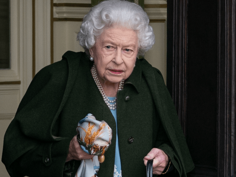 Queen Elizabeth verlässt im Februar 2022 Schloss Sandringham - mit ernstem Gesichtsausdruck