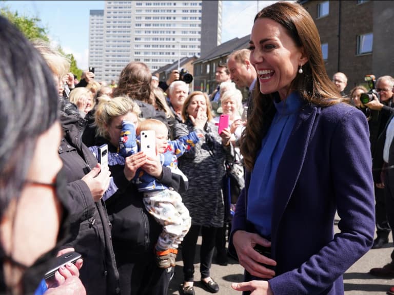 Herzogin Kate lacht und hält sich Hand auf den Bauch