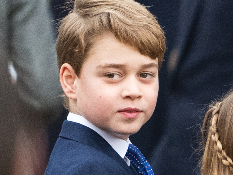 Prinz George in Anzug und Krawatte Weihnachten 2022