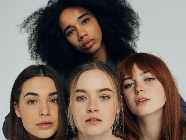 4 Frauen mit unterschiedlichen Haarfarben 