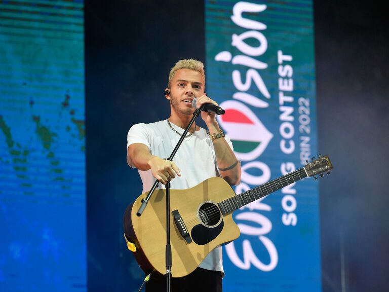 Malik Harris beim ESC 2022 in Italien mit Gitarre und Mikrofon auf der Bühne.