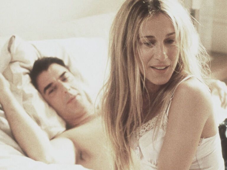Carrie Bradshaw und Mr. Big liegen zusammen im Bett