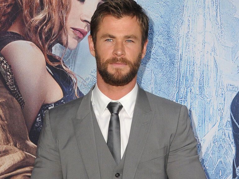Chris Hemsworth trägt einen grauen Anzug.