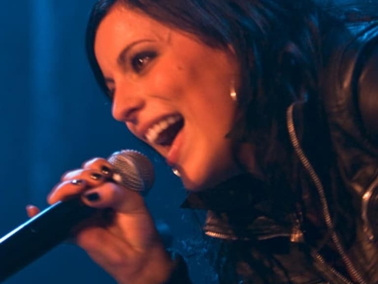 Frontfrau Stefanie Kloß gibt bei den Konzerten alles - sogar vor "Stage-Diving" hat sie keine Angst
