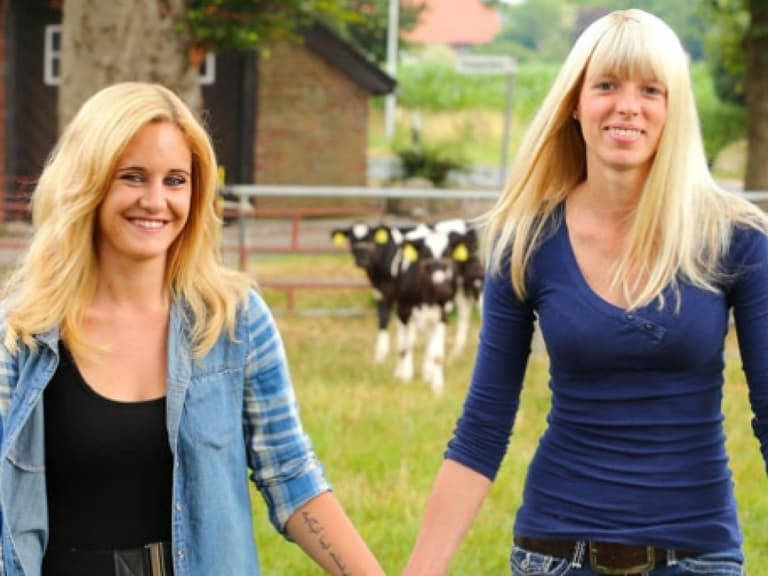 Janine (l.) und Lena (r.) sind total happy