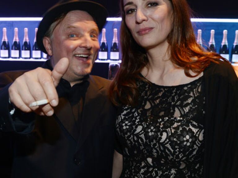 Fluppe in der Hand, Hut auf dem Kopf - und eine echte Lady im Arm: Axel Prahl mit seiner neuen Freundin Silja bei der "Nacht der Stars" in Berlin