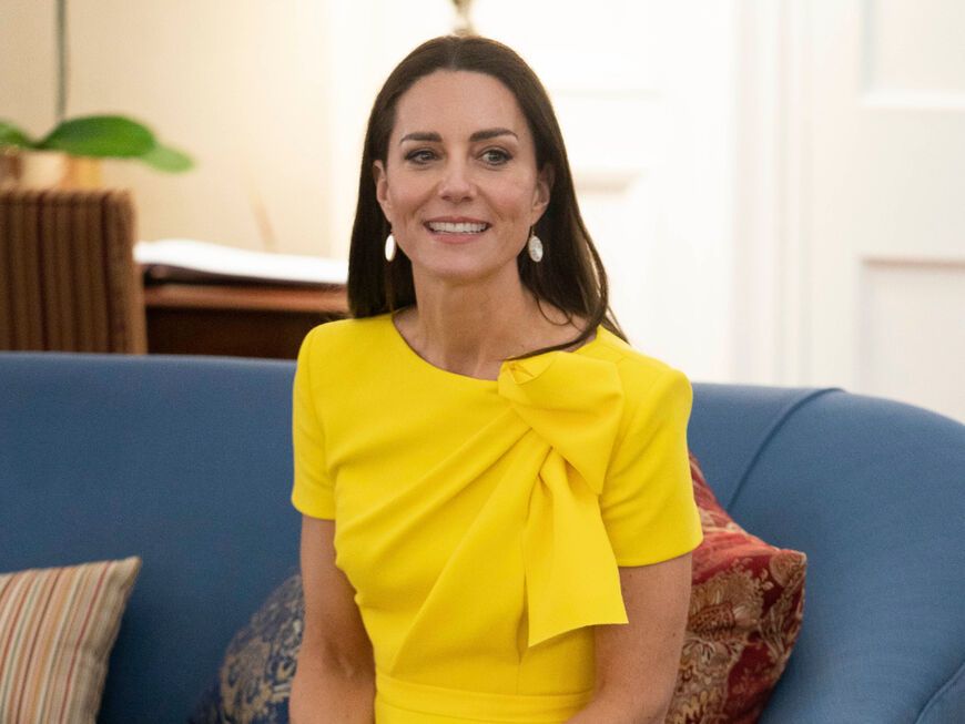 Herzogin Kate in gelbem Kleid lächelt