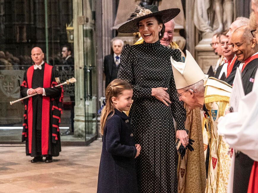 Prinzessin Charlotte mit Herzogin Kate in Kirche beide lächeln 