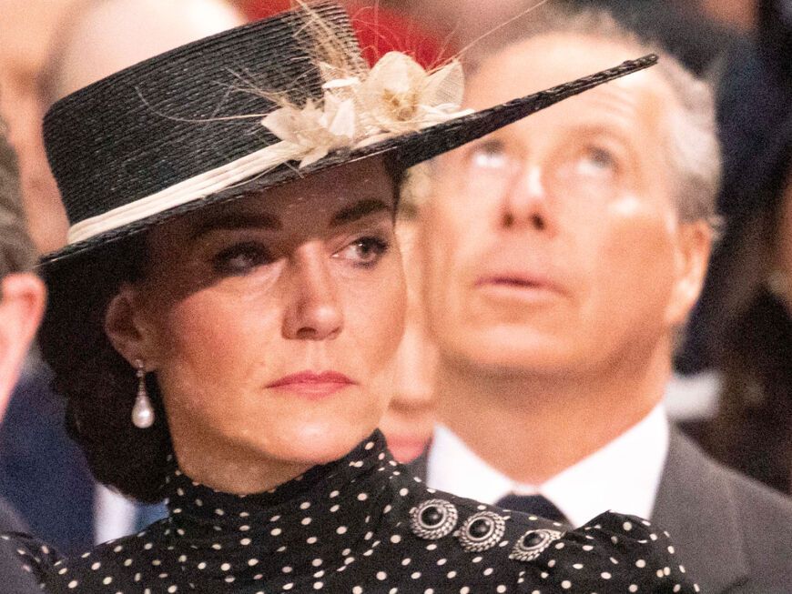 Herzogin Kate schaut traurig