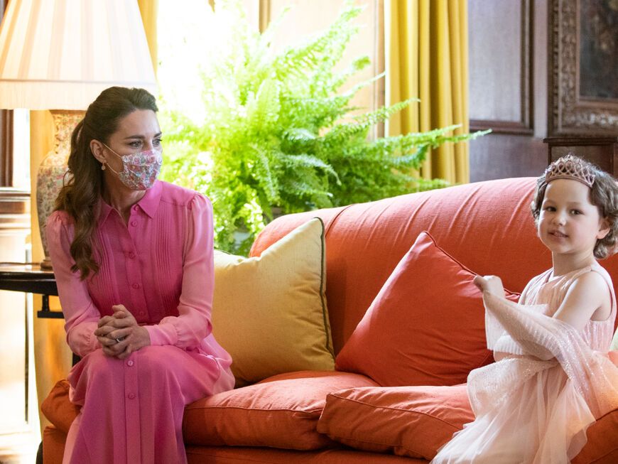 Herzogin Kate mit Mila Sneddon auf Sofa
