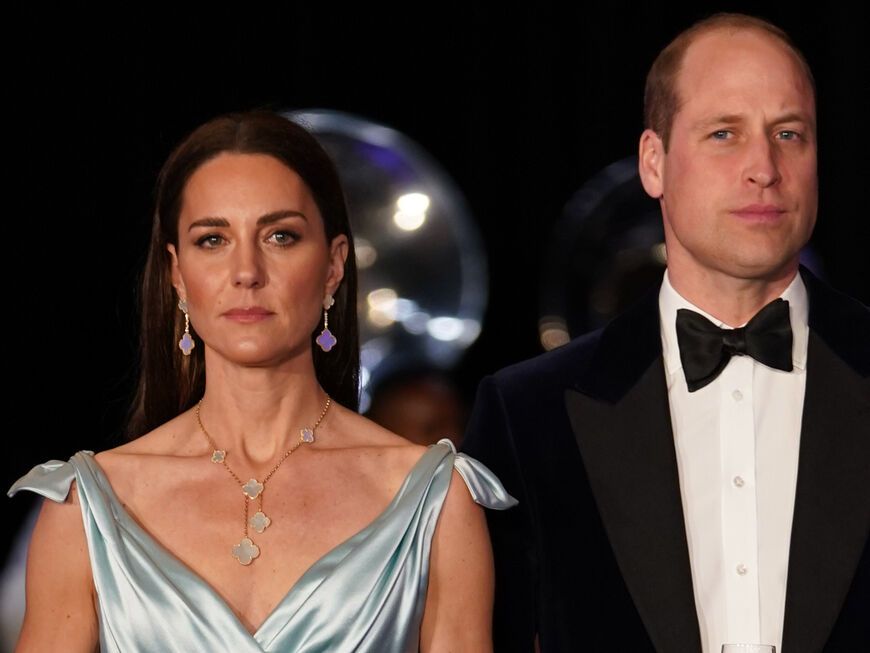 Herzogin Kate und Prinz William blicken ernst drein